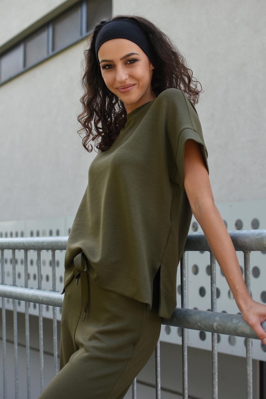 VOLNÉ KHAKI TRIČKO S ROZPARKY