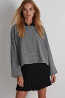 DÁMSKÝ SVETR S LODIČKOVÝM VÝSTŘIHEM A SPADLÝMI RAMENY ŠEDÝ JdY