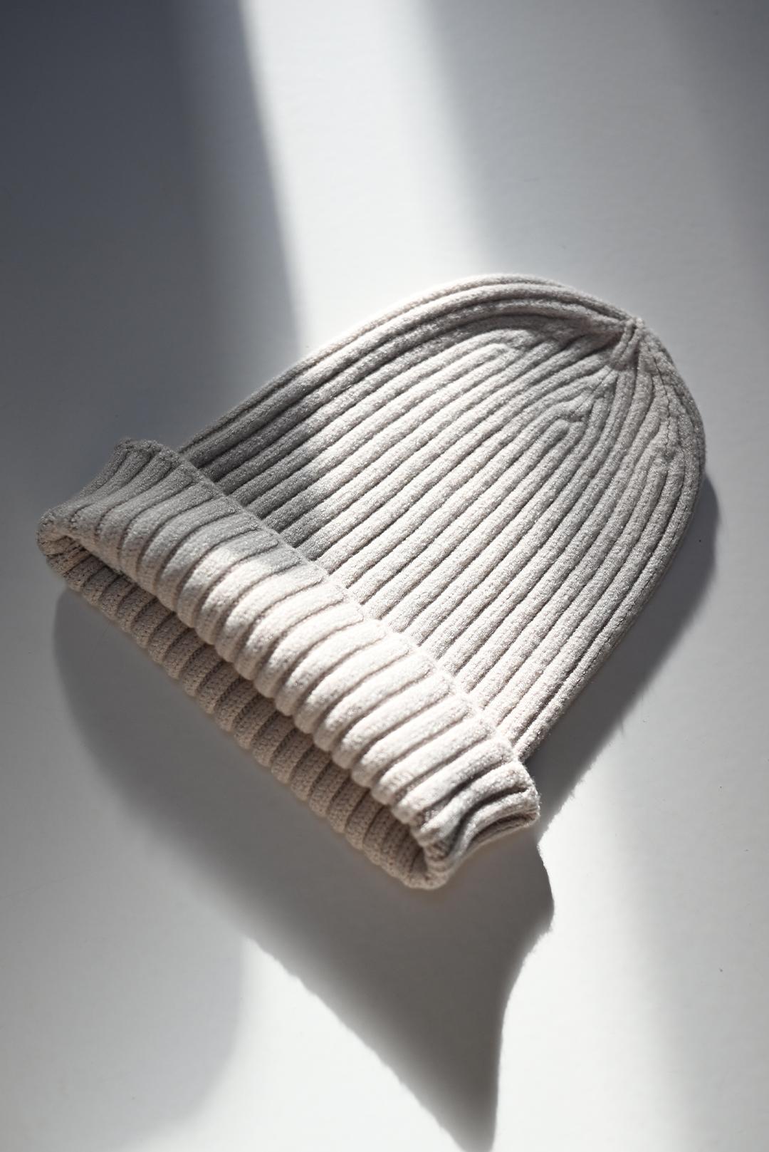 KRÉMOVÁ DÁMSKÁ ZIMNÍ ČEPICE