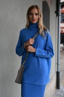 MODRÝ DLOUHÝ SVETR S ROLÁKEM PECA del SOL