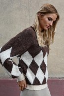 HNĚDÝ CHLUPATÝ SVETR SE VZOREM ARGYLE Only