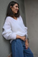 BÍLÝ MOHÉROVÝ SVETR S VÝSTŘIHEM DO V PECA del SOL