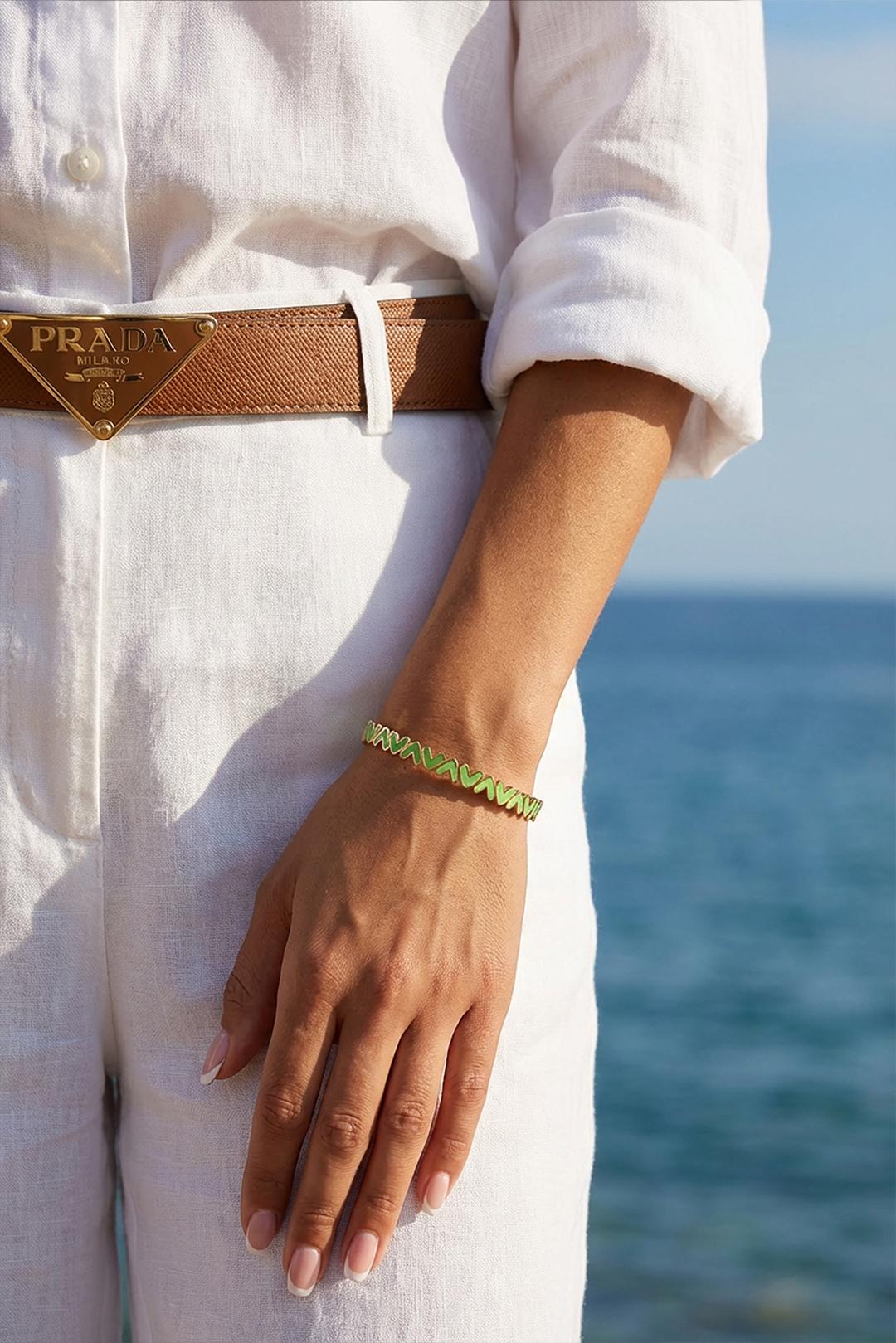 [PDS374] ZELENO-ZLATÝ PEVNÝ NÁRAMEK SE SRDÍČKY