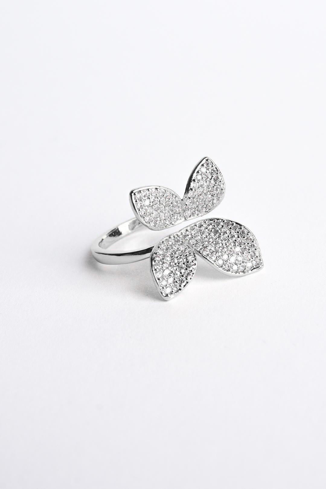 STŘÍBRNÝ PRSTEN KVĚT S KAMÍNKY CHIRURGICKÁ OCEL