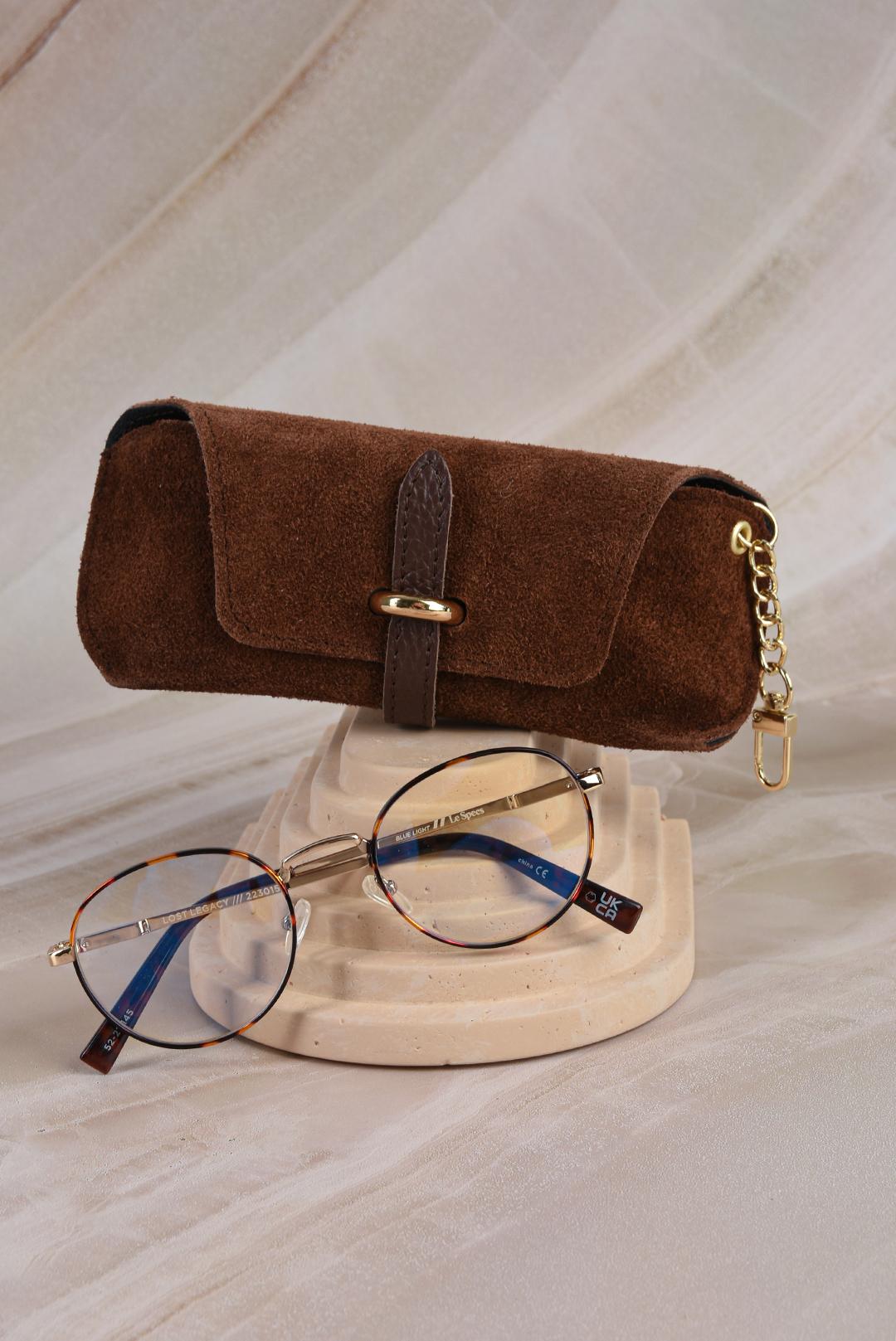 ČOKOLÁDOVÉ POUZDRO NA BRÝLE Z BROUŠENÉ KŮŽE