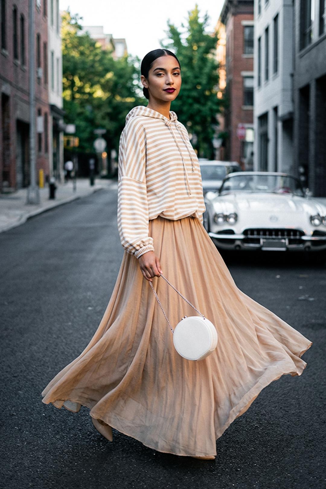 BÉŽOVÁ DLOUHÁ SUKNĚ S KAPSAMI