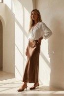 SATÉNOVÁ DLOUHÁ SUKNĚ SVĚTLE HNĚDÁ PECA del SOL