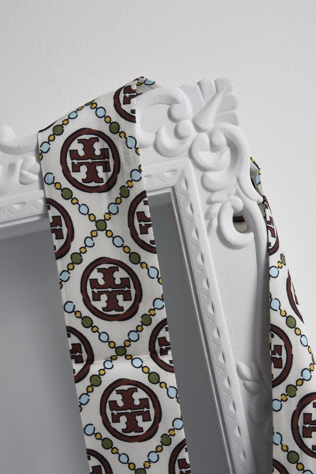 SATÉNOVÝ DÁMSKÝ ŠÁTEK PECA del SOL Vintage Crest