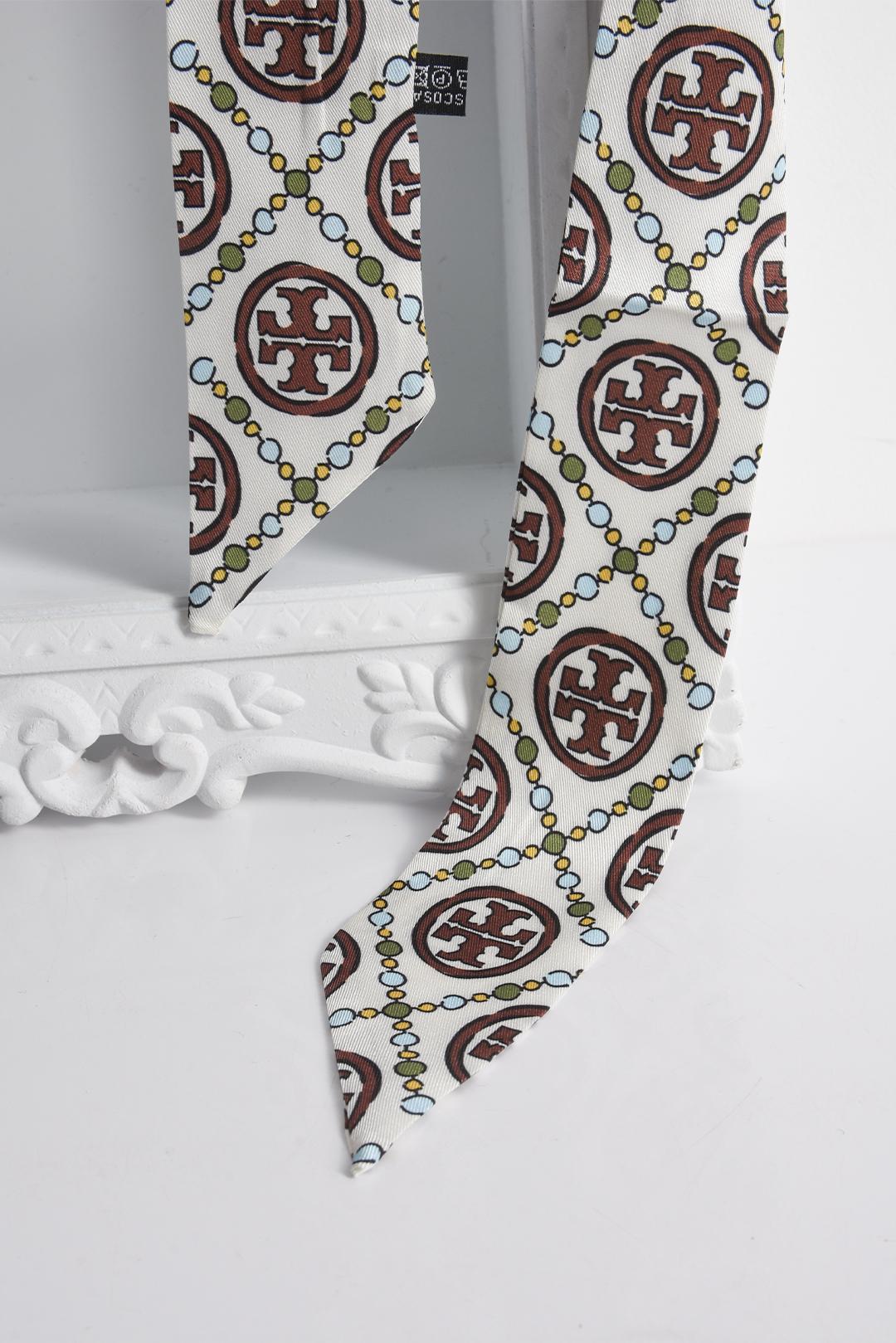 SATÉNOVÝ DÁMSKÝ ŠÁTEK PECA del SOL Vintage Crest