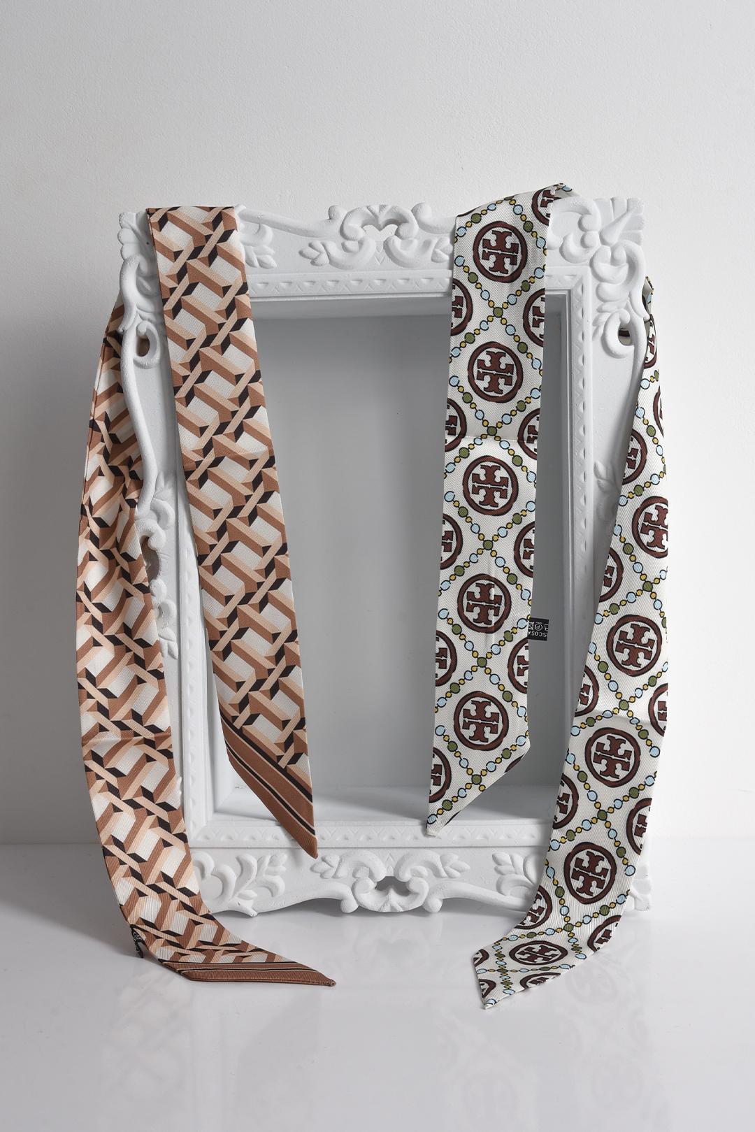 SATÉNOVÝ DÁMSKÝ ŠÁTEK PECA del SOL Vintage Crest