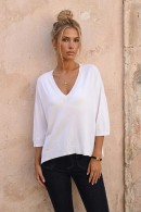 LEHKÉ BÍLÉ ÚPLETOVÉ TRIČKO S VÝSTŘIHEM PECA del SOL