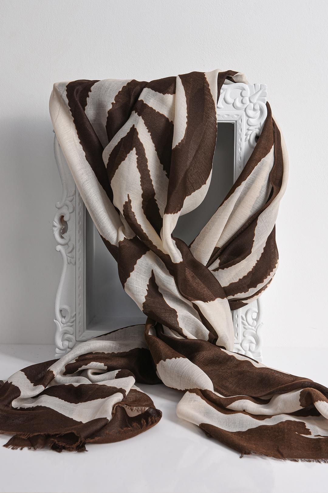 HNĚDÝ LEHKÝ PAREO ŠÁTEK SE VZOREM  Earth Zebra