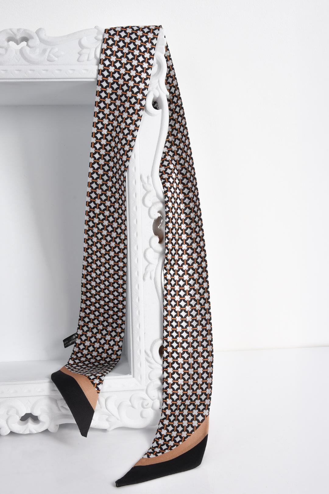 SATÉNOVÝ DÁMSKÝ ŠÁTEK SE VZOREM  Beige Heritage Link