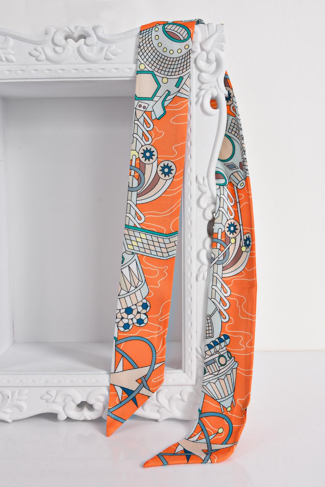 ORANŽOVÝ SATÉNOVÝ ŠÁTEK S ABSTRAKTNÍM MOTIVEM  Orbit Chic