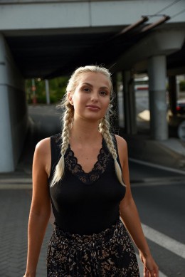 [VRM605] ČERNÉ TÍLKO S KRAJKOVÝM VÝSTŘIHEM