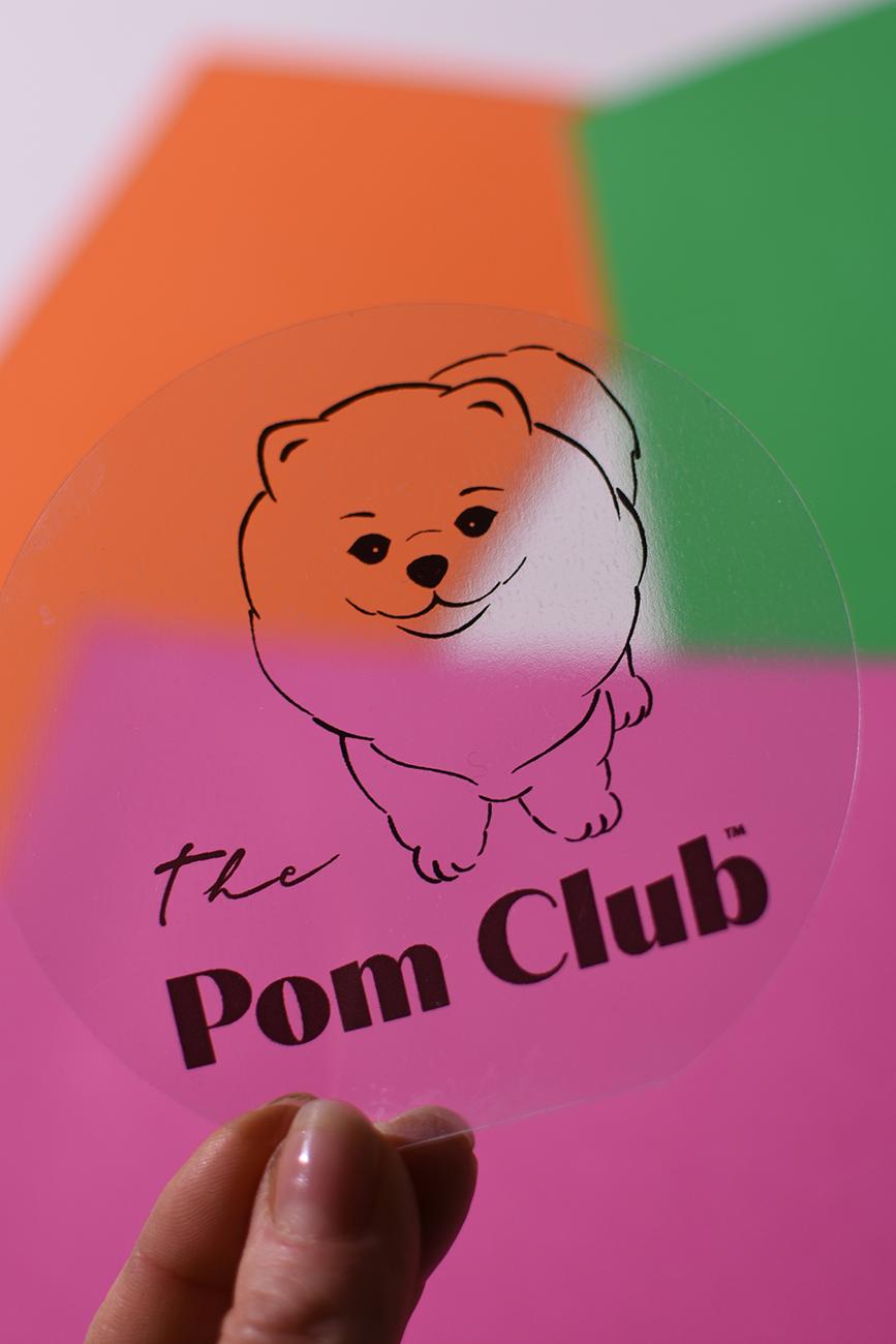 [CHIC400] PRŮHLEDNÁ SAMOLEPKA POMERANIAN  The Pom Club 110 mm