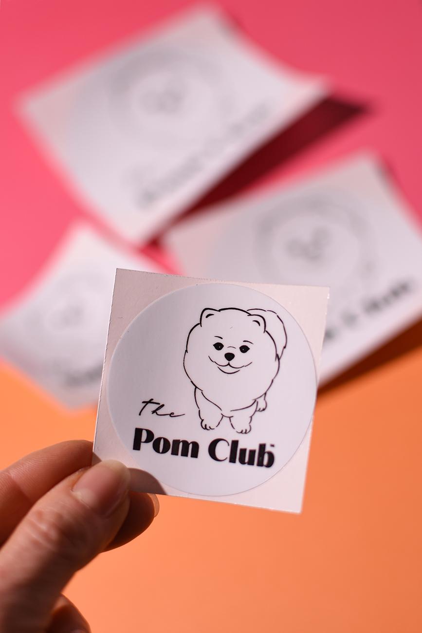 [CHIC406] MALÁ BÍLÁ SAMOLEPKA S POMÍKEM  The Pom Club 60 mm