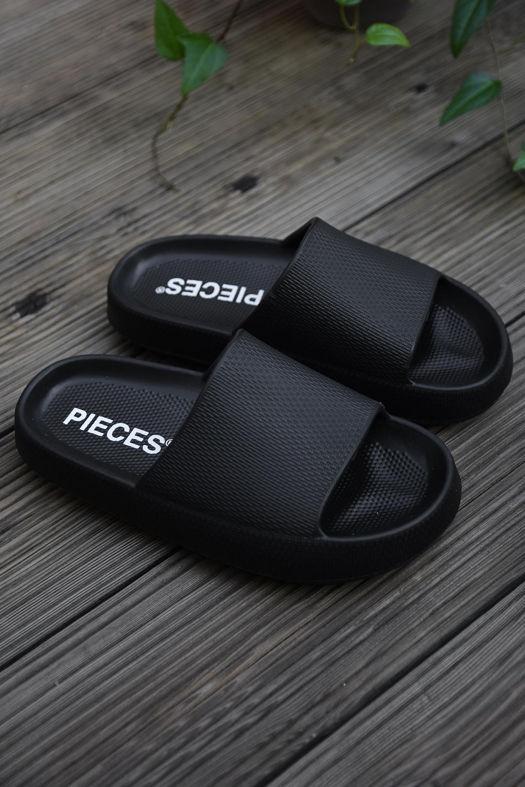 ČERNÉ SLIDE PANTOFLE S PLATFORMOU